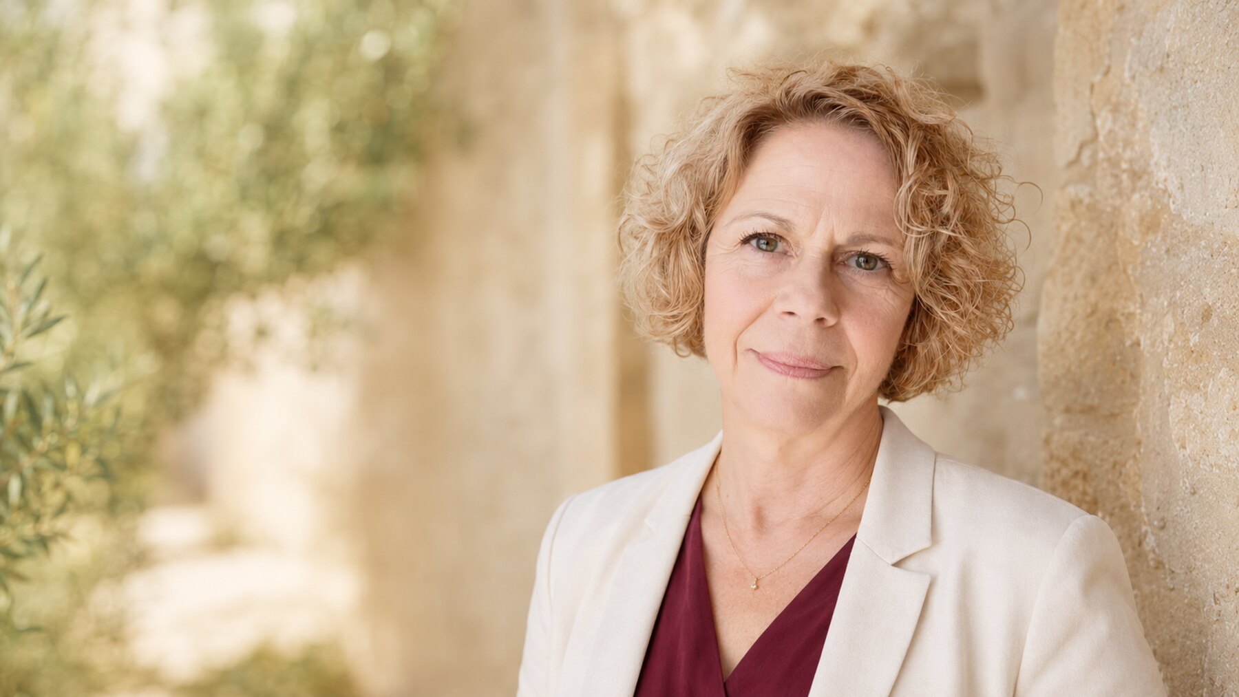 Η Τζένη Μήτσιου, Κοινωνική Λειτουργός και Πιστοποιημένη Σύμβουλος SFM MindsetMaps™, σε φωτεινό μεσογειακό περιβάλλον